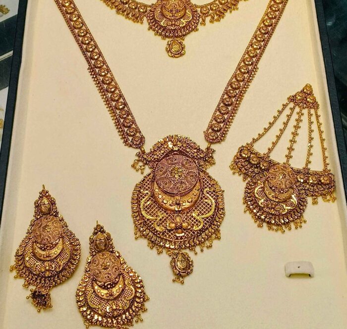 Exude royal elegance on your wedding day with our 24K Gold Plated Royal Kundan Bridal Jewelry Set, featuring a stunning necklace and mala. Perfect for Mehndi, Nikkah, Baraat, and Walima, this handcrafted set combines timeless tradiExude royal elegance on your wedding day with our 24K Gold Plated Royal Kundan Bridal Jewelry Set, featuring a stunning necklace and mala. Perfect for Mehndi, Nikkah, Baraat, and Walima, this handcrafted set combines timeless tradition with luxurious detailing.tion with luxurious detailing.